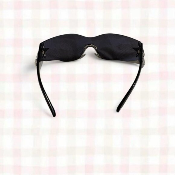 SHEIN Black Wraparound Sunglasses - Picture 3 of 4